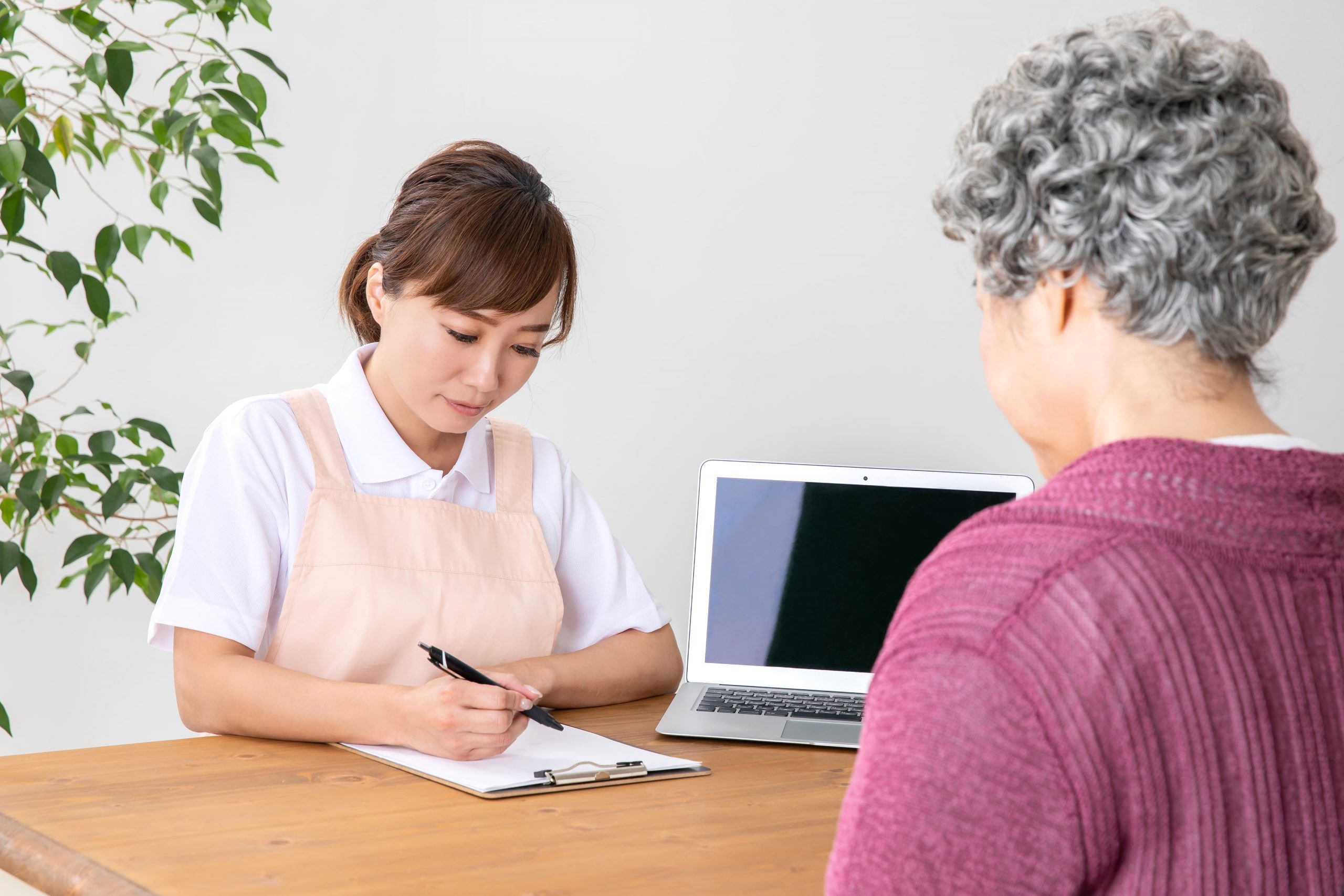 せん妄の評価方法について教える女性